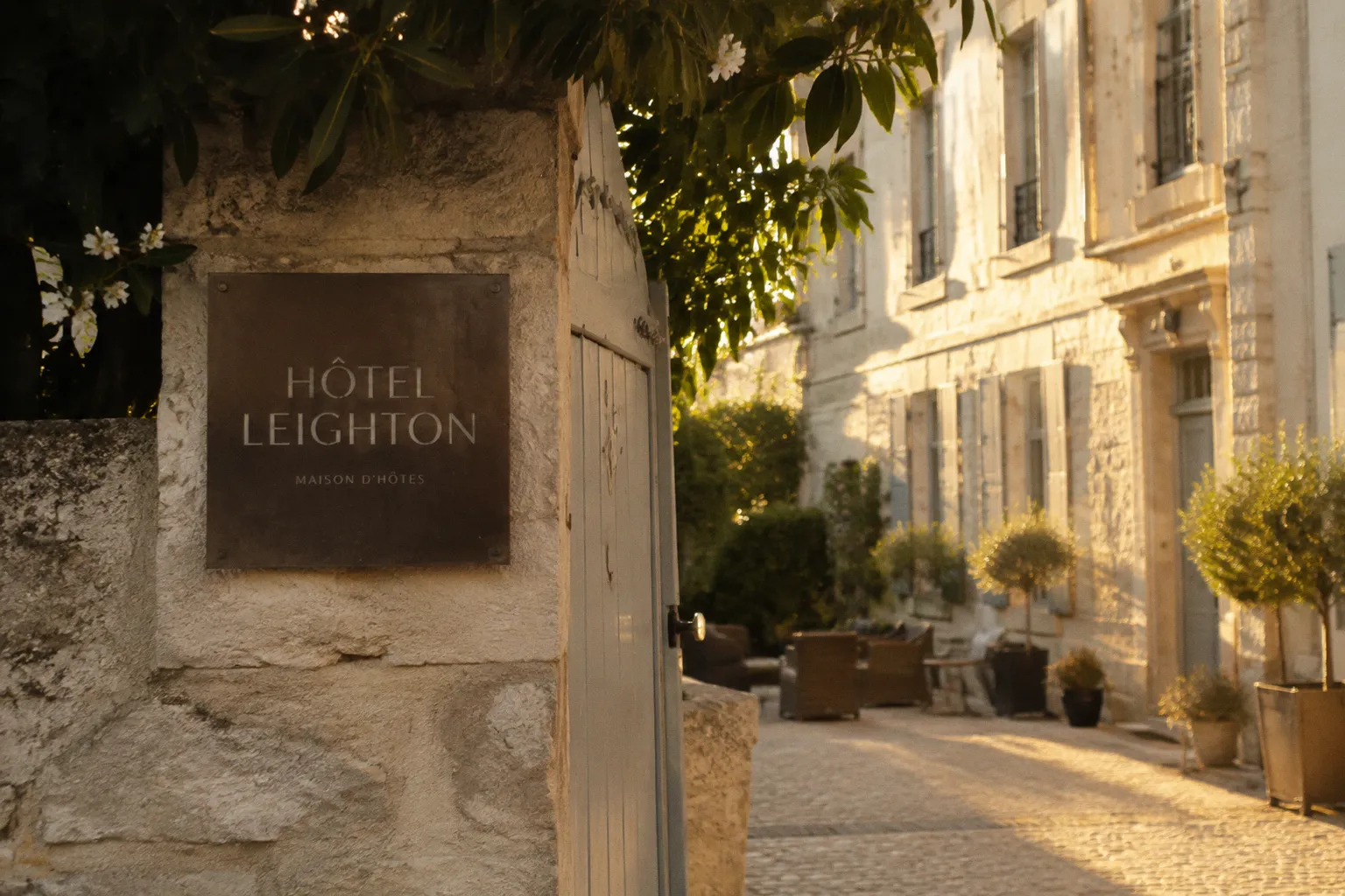 Hôtel Leighton : un modèle d'hospitalité intégrée pour vos projets rochelais